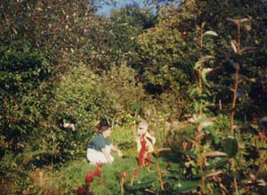 Isabelle et Lou Salom� dans le jardin
