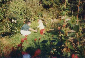 Isabelle et Lou Salom� dans le jardin