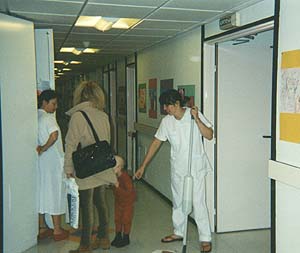 L'entr�e du service, Curie, 19 octobre 98